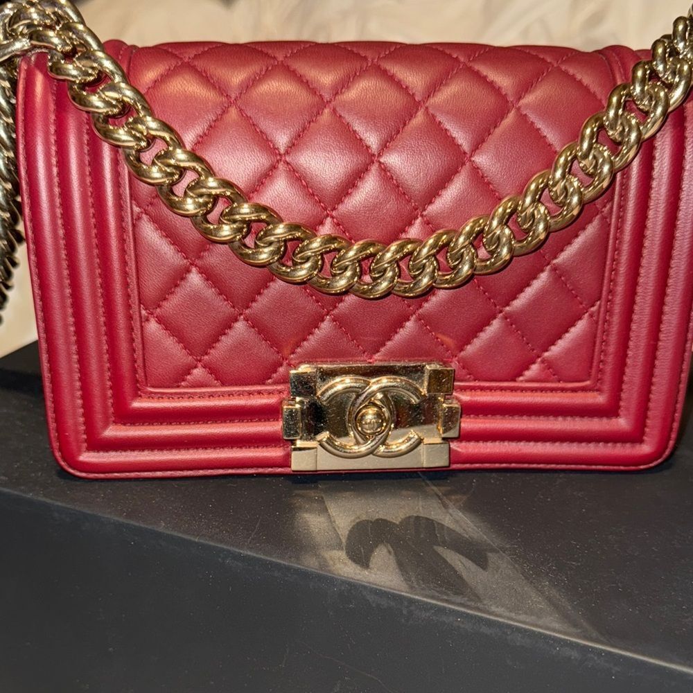 CHANEL SMALL BOY BAG 22 SERIES LAMBSKIN EXCELLENT PRE LOVED CONDITION DEEP RED - Picture 2 of 11
